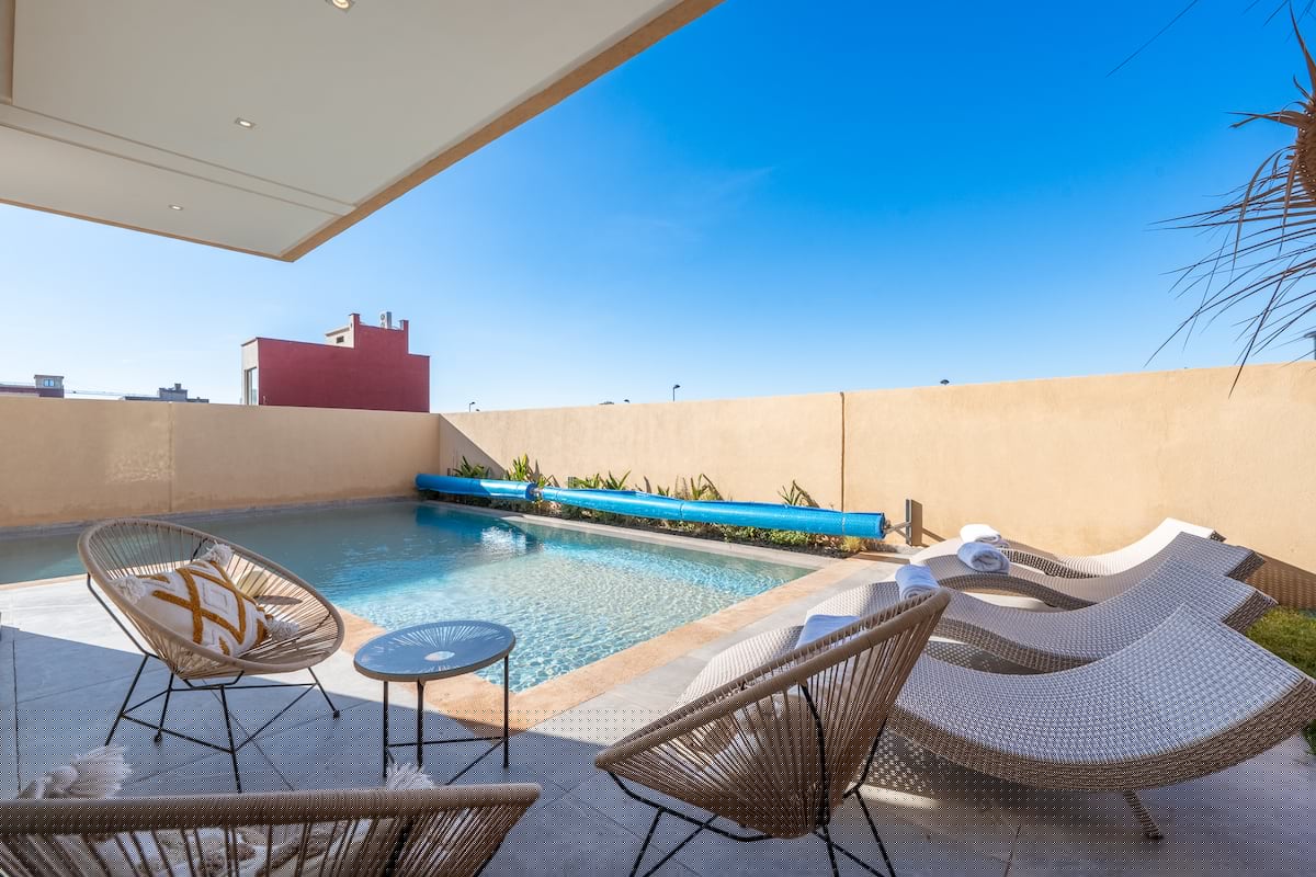 Private pool and sun terrace at the Marrakech retreat villa